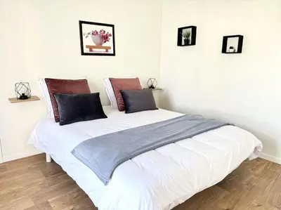 Un ou plusieurs lits dans un hébergement de l'établissement La Maison bleue - Plain-Pied proche plages et Caen