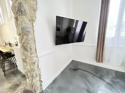 Télévision ou salle de divertissement dans l'établissement Élégant*Epoxy*Design&Décor