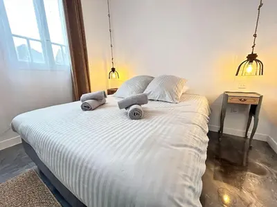Un ou plusieurs lits dans un hébergement de l'établissement Élégant*Epoxy*Design&Décor