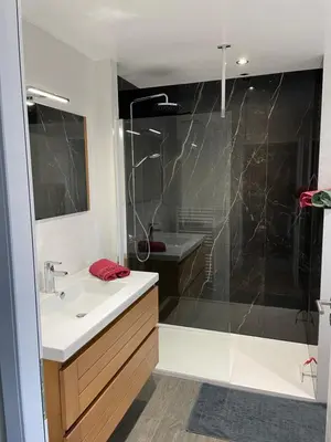 Salle de bains dans l'établissement AU CHARME DES MAREES