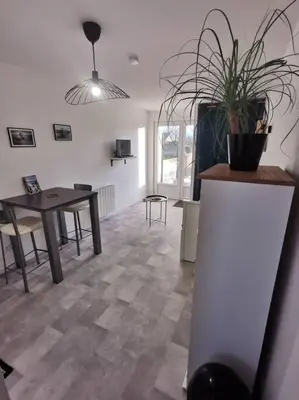 Télévision ou salle de divertissement dans l'établissement Ôcalme, Idéal à 2, jardin, plage