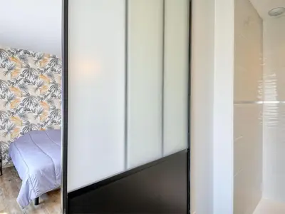 Un ou plusieurs lits dans un hébergement de l'établissement Holiday Home Les yeux dans la baie by Interhome