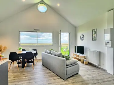 Coin salon dans l'établissement Holiday Home Les yeux dans la baie by Interhome