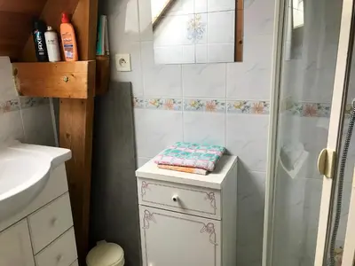 Salle de bains dans l'établissement Appartement lumineux avec vue sur la mer à Port-Bail 70 m² 4 pers.