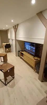 Télévision ou salle de divertissement dans l'établissement Antares - SILS --- 2 chambres séparées en mezzanine