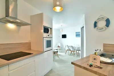 Cuisine ou kitchenette dans l'établissement Le Cockpit Cancalais - Bel appt 6 personnes