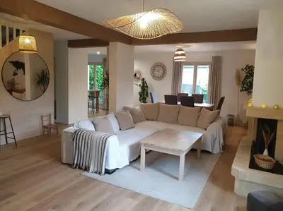 Coin salon dans l'établissement Maison aux portes de Caen