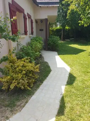 Jardin de l'établissement Maison aux portes de Caen