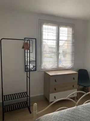Un ou plusieurs lits dans un hébergement de l'établissement La Maison Sable - Chaleureuse Familiale avec Jardin-300m de la plage
