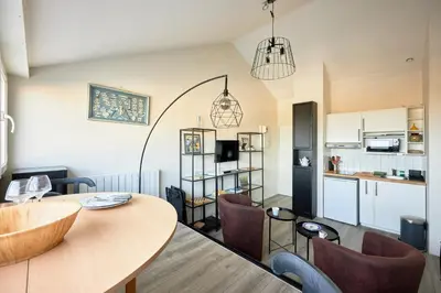 Cuisine ou kitchenette dans l'établissement Le Répit - Vue port à 200m de la plage