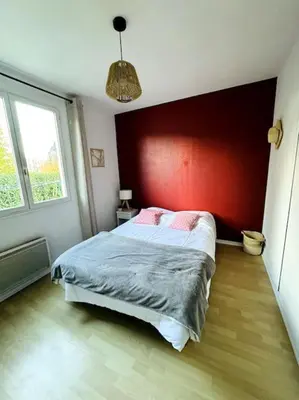 Un ou plusieurs lits dans un hébergement de l'établissement Maison rénovée et chaleureuse proche du mémorial