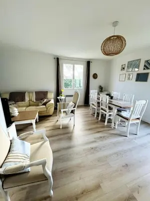 Coin salon dans l'établissement Maison rénovée et chaleureuse proche du mémorial