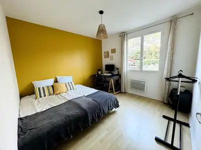 Un ou plusieurs lits dans un hébergement de l'établissement Maison rénovée et chaleureuse proche du mémorial