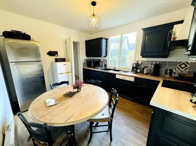 Cuisine ou kitchenette dans l'établissement Maison rénovée et chaleureuse proche du mémorial
