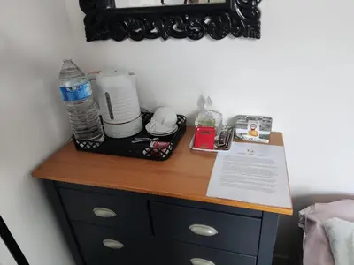Plateau bouilloire dans l'établissement Marianne Cottage Chambre d'Hotes