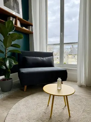 Coin salon dans l'établissement Sunny Apt on D-Day Beach with Parking