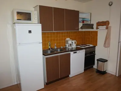 Cuisine ou kitchenette dans l'établissement Duplex lumineux 3 chambres, terrasse, parking, à deux pas de la plage de Cabourg - FR-1-465-103