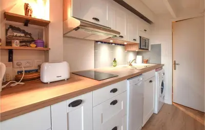 Cuisine ou kitchenette dans l'établissement Beautiful Home In Montmartin-Sur-Mer
