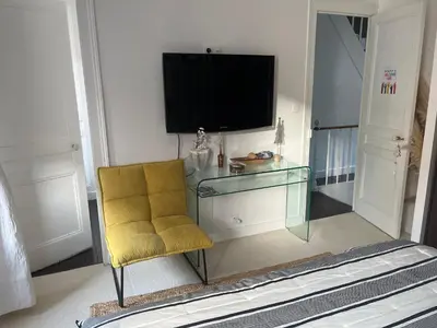 Télévision ou salle de divertissement dans l'établissement Chez Céline
