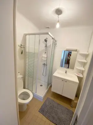 Salle de bains dans l'établissement LES Herbus angle rue de l'avant-garde et 31 rue Jérémie