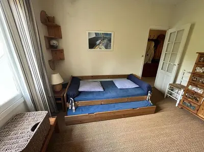 Un ou plusieurs lits dans un hébergement de l'établissement Maison à 100 m de la plage et proche du centre
