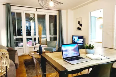 Télévision ou salle de divertissement dans l'établissement La Loggia - Vue Centre Ville Proche Château
