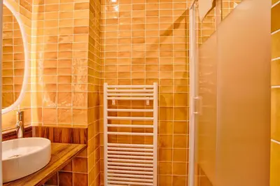 Salle de bains dans l'établissement Suite année 70 - Jacuzzi et Balcon