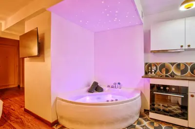 Plan de l'établissement Suite année 70 - Jacuzzi et Balcon