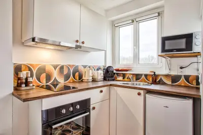 Cuisine ou kitchenette dans l'établissement Suite année 70 - Jacuzzi et Balcon