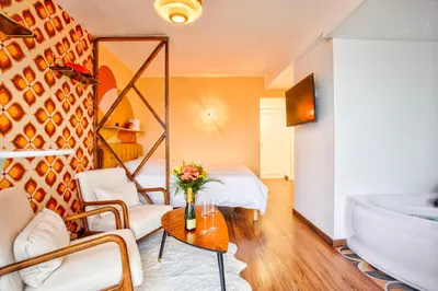 Coin salon dans l'établissement Suite année 70 - Jacuzzi et Balcon