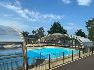 Piscine de l'établissement Cottage chalet standing 6 ou 12 pers avec mon 2 ème chalet à l'Edune résidence de vacances location wifi inclus piscine couverte chauffée à 150m de la plage ou située à proximité