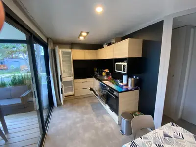 Cuisine ou kitchenette dans l'établissement Cottage chalet standing 6 ou 12 pers avec mon 2 ème chalet à l'Edune résidence de vacances location wifi inclus piscine couverte chauffée à 150m de la plage