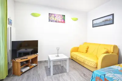 Télévision ou salle de divertissement dans l'établissement A 2 pas de la mer - Plage à 50m
