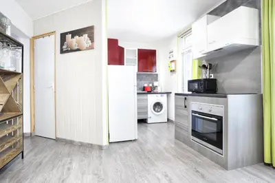 Cuisine ou kitchenette dans l'établissement A 2 pas de la mer - Plage à 50m