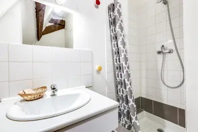 Salle de bains dans l'établissement Château Turgot Gîtes
