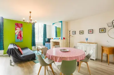 Coin salon dans l'établissement Château Turgot Gîtes
