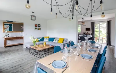 Coin salon dans l'établissement 4 Bedroom Stunning Home In Cancale