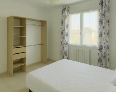 Un ou plusieurs lits dans un hébergement de l'établissement Maison Cosy proche Plage - Cour & Parkings