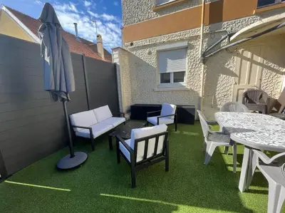 Coin salon dans l'établissement superbe appartement en bord de mer