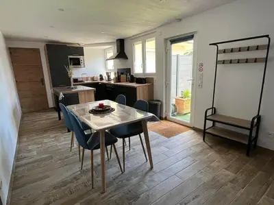 Cuisine ou kitchenette dans l'établissement superbe appartement en bord de mer