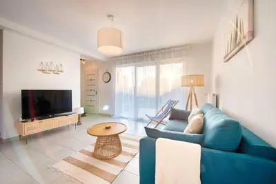 Télévision ou salle de divertissement dans l'établissement Le Nid Familial de Merville Maison neuve proche Plage 6 pers