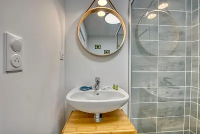 Salle de bains dans l'établissement Le Nid Familial de Merville Maison neuve proche Plage 6 pers