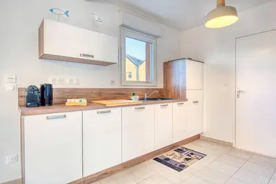 Cuisine ou kitchenette dans l'établissement Le Nid Familial de Merville Maison neuve proche Plage 6 pers