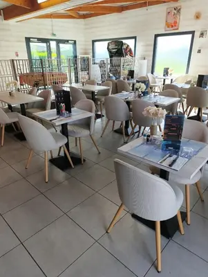 Restaurant ou autre lieu de restauration dans l'établissement Mobil Home 3 chambres