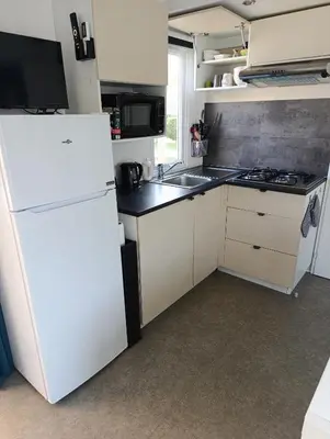 Cuisine ou kitchenette dans l'établissement Mobil Home 3 chambres