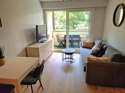 Coin salon dans l'établissement Joli appartement avec balcon