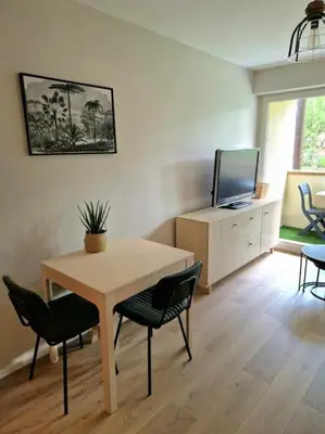 Télévision ou salle de divertissement dans l'établissement Joli appartement avec balcon