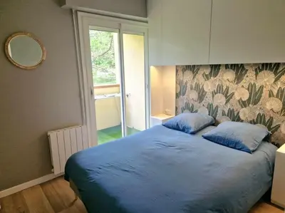 Un ou plusieurs lits dans un hébergement de l'établissement Joli appartement avec balcon