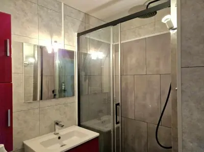 Salle de bains dans l'établissement Joli appartement avec balcon