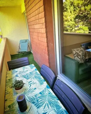 Coin salon dans l'établissement Joli appartement avec balcon